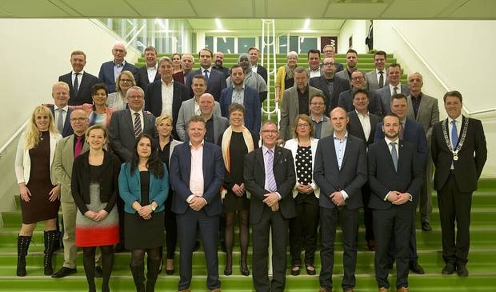 De leden van de gemeenteraad van Emmen tijdens de installatievergadering.