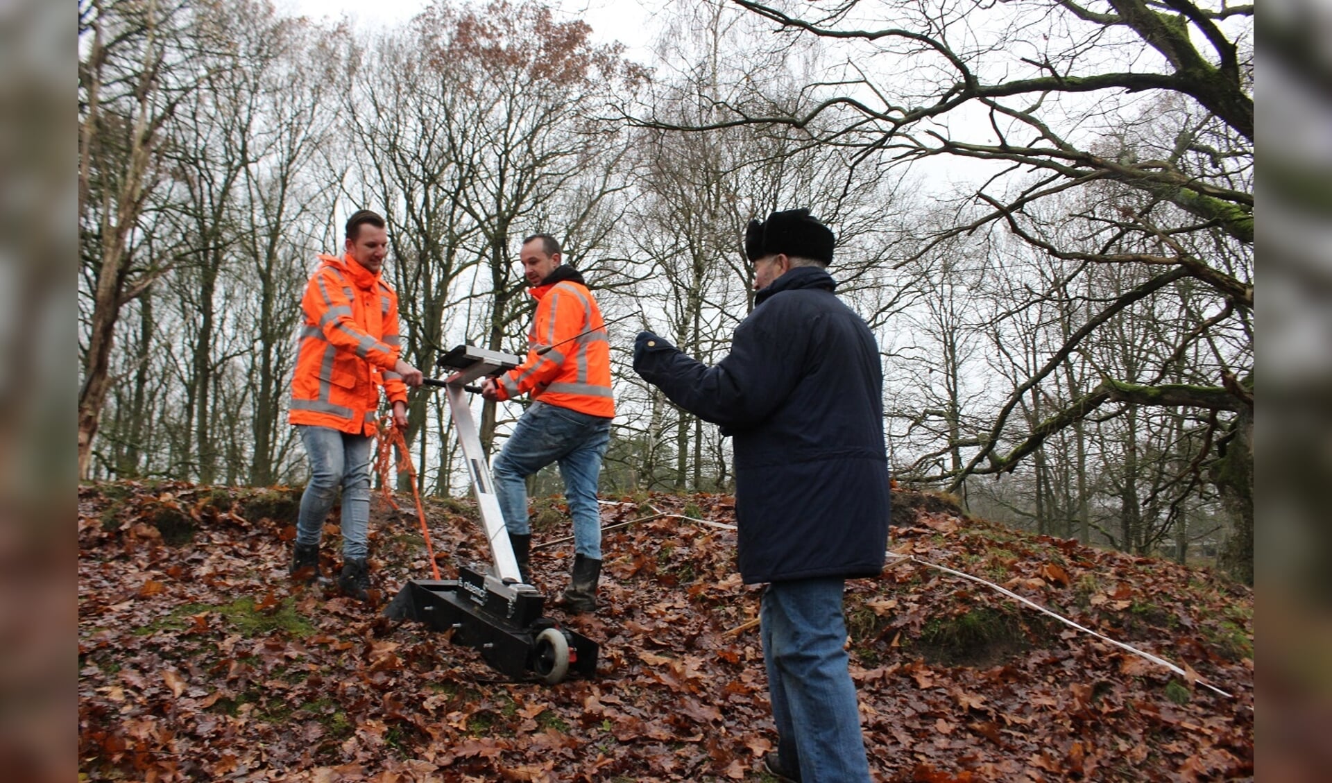 Lammert Hingstman en medewerkers van Alsema BV onderzoeken de bodem in Gasselte.