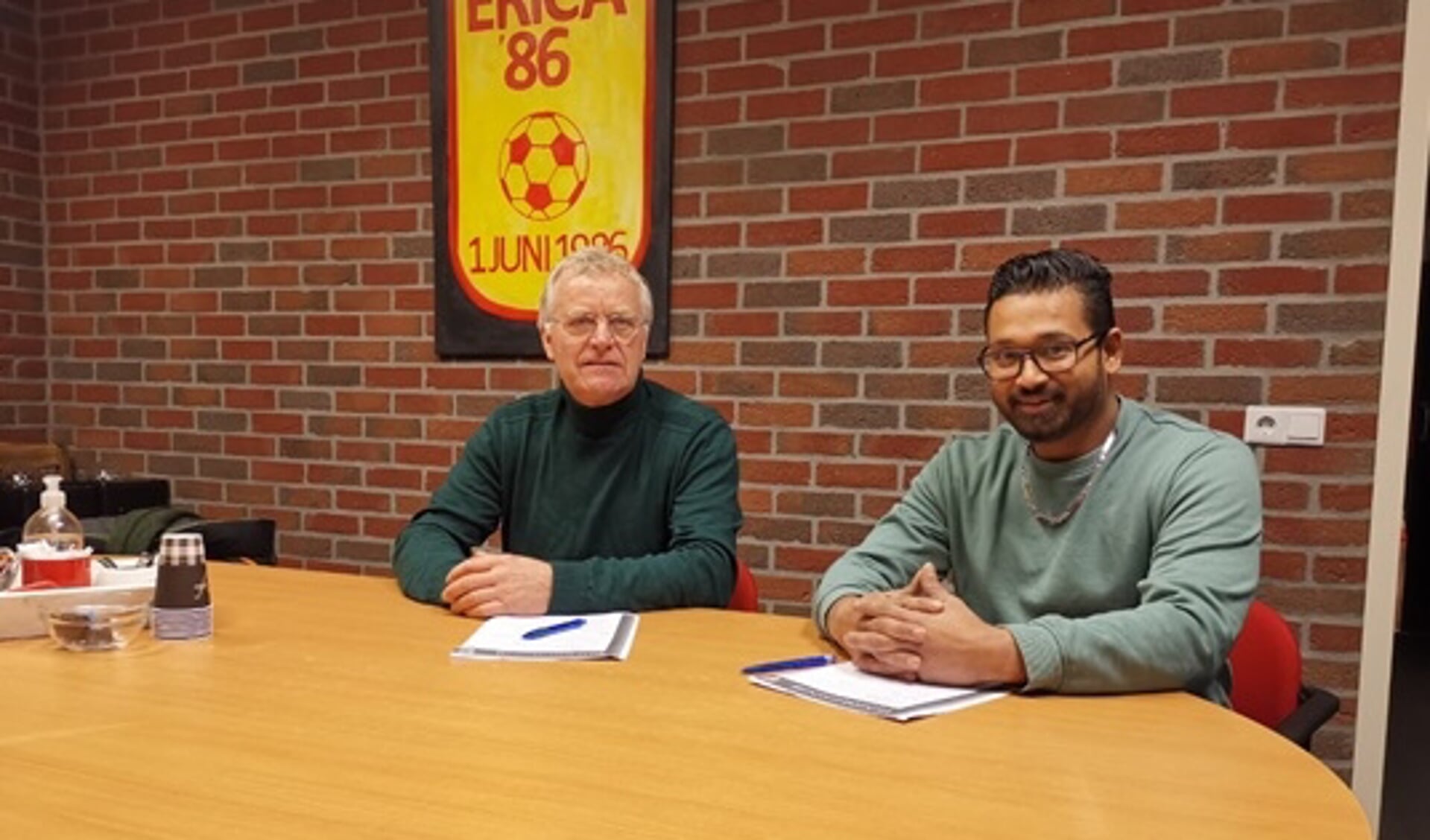 Puck Horstman (links) en voorzitter Niek Saalting van Erica ’86 hebben zojuist het contract getekend. Foto: Erica '86.                                      (