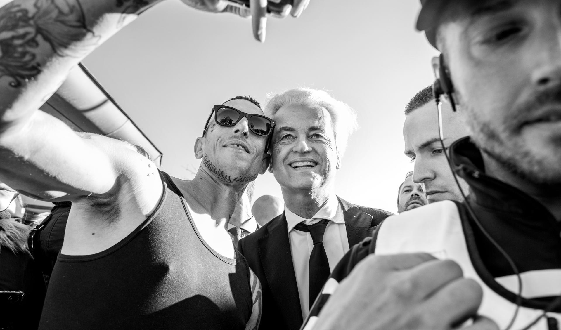 Veel inwoners van Ter Apel maakten een selfie met Geert Wilders. (foto's: Auniek Klijnstra)