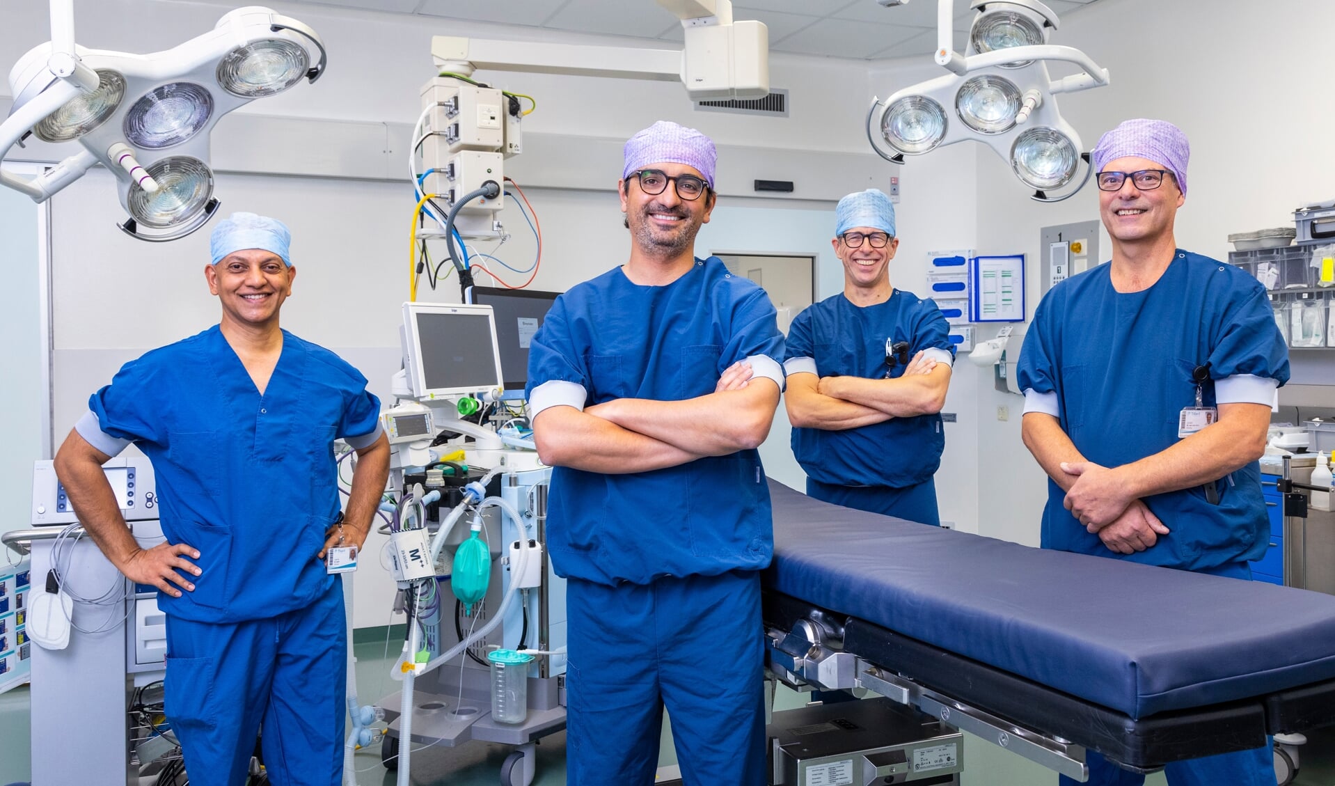 Vanaf links: longchirurg Afzal Amir, dr. Diego González Rivas, opleider chirurgie Rutger Hissink en longchirurg Michiel van den Berg (foto Bianca Verhoef).