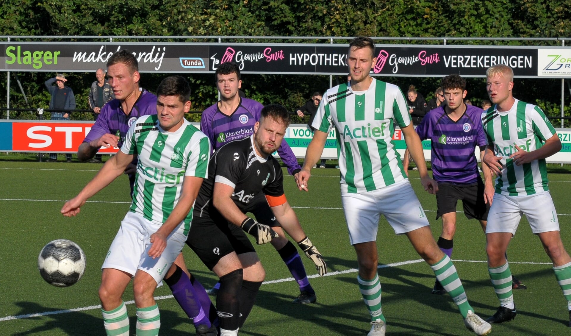 Luc Kuiper, Stef Klugkist en Mark Kruizenga worden vakkundig van de bal gehouden door de verdediging van Drenthina.