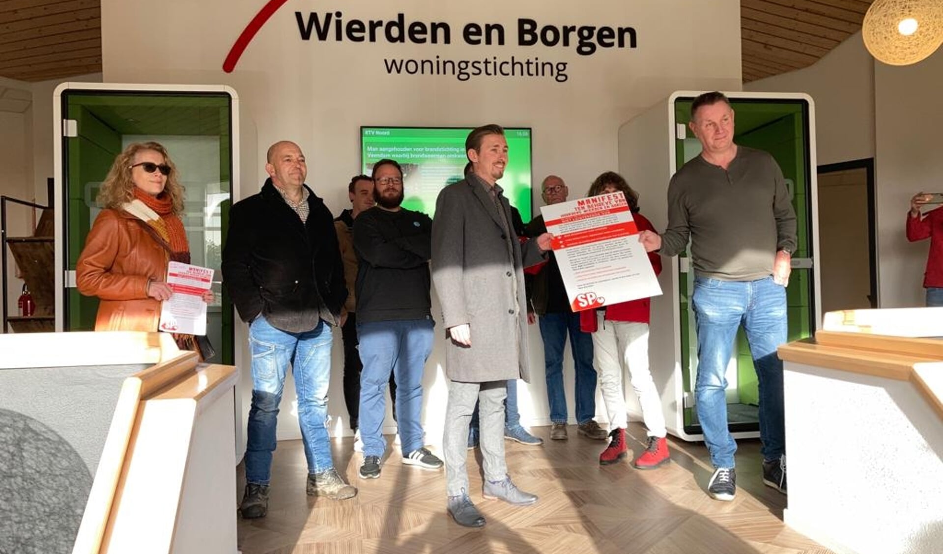 De aanbieding van het manifest bij Wierden en Borgen (foto SP Het Hogeland).