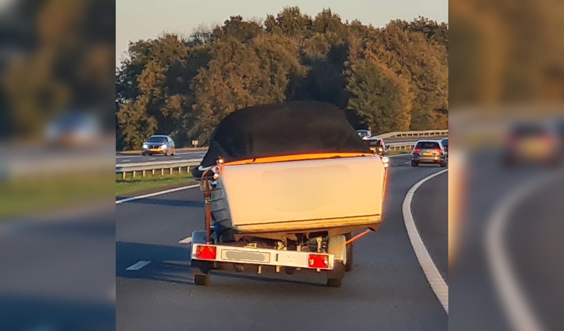 De auto met boottrailer die door de politie van de A7 werd geplukt. (foto Politie/Team Verkeer Noord-Nederland)