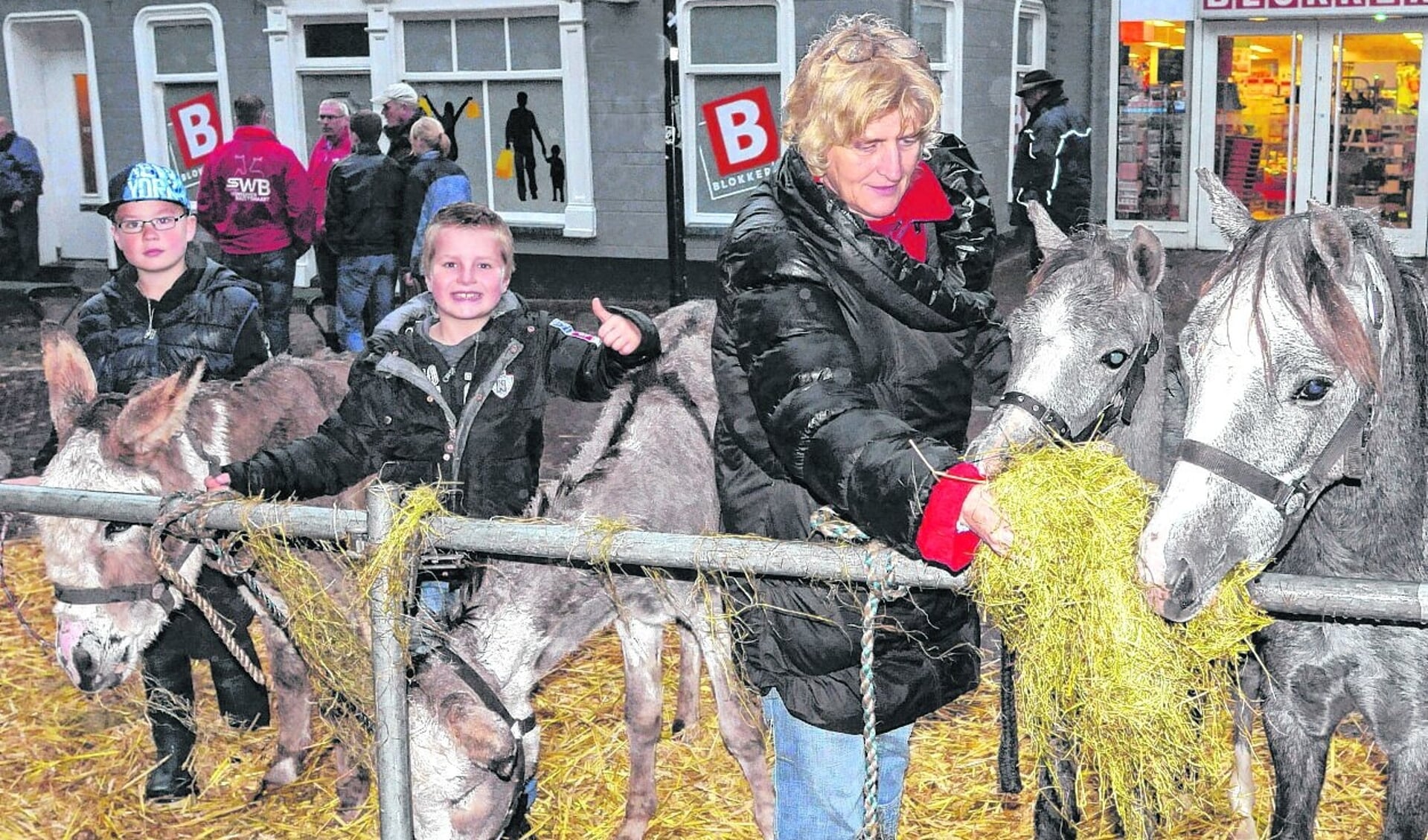 In de Hoofdstraat Obergum zullen ook dit jaar weer paarden en pony's opgesteld staan (archieffoto). 