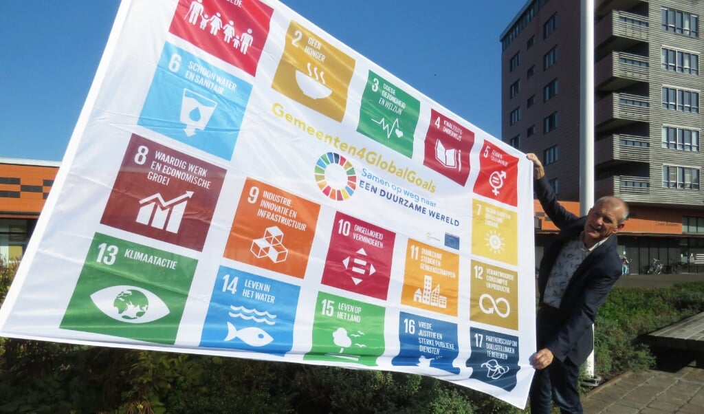 Wethouder Verschuren hijst de Global Goals-vlag.