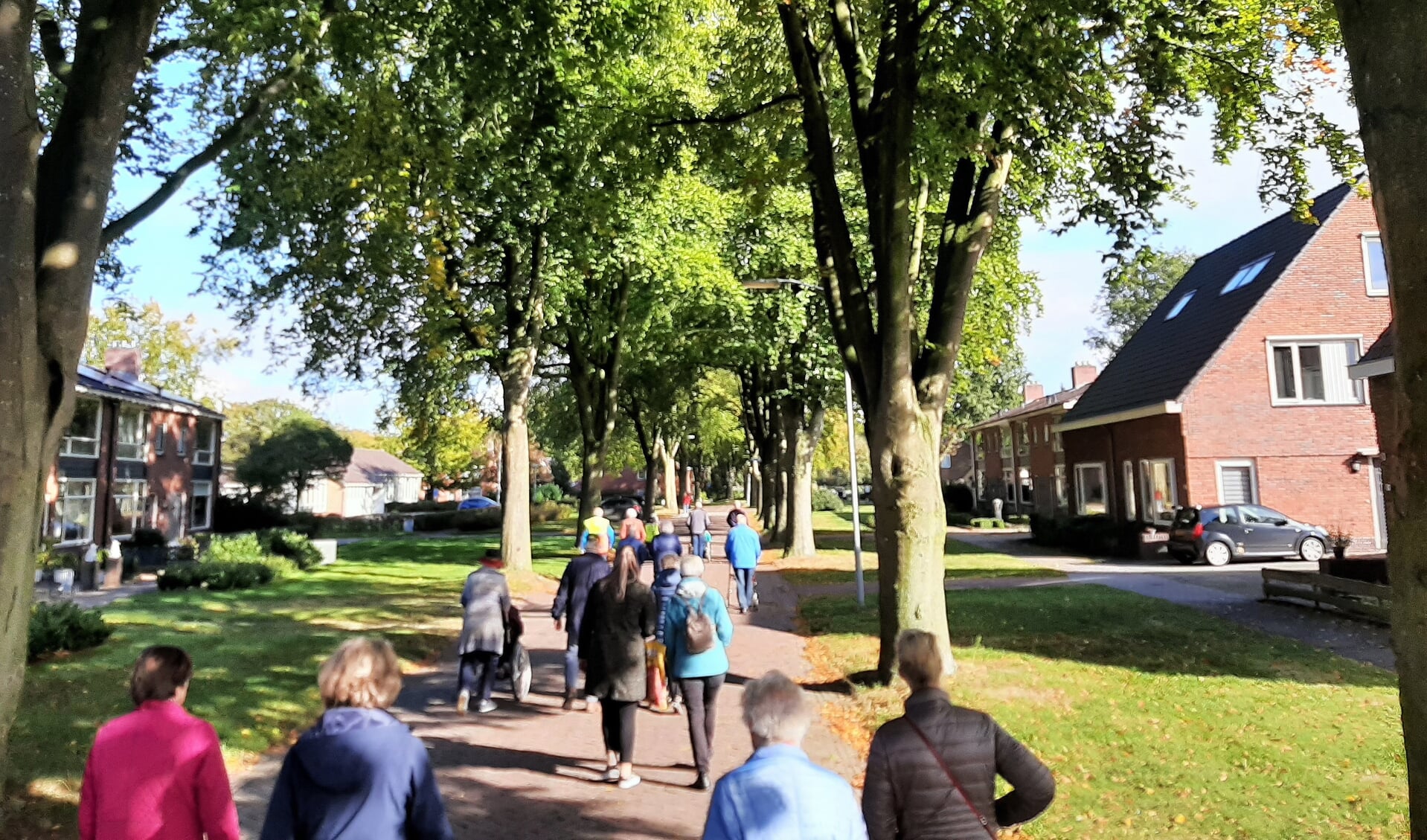 De deelnemers aan 'Wandelen met wielen' zijn onderweg. 