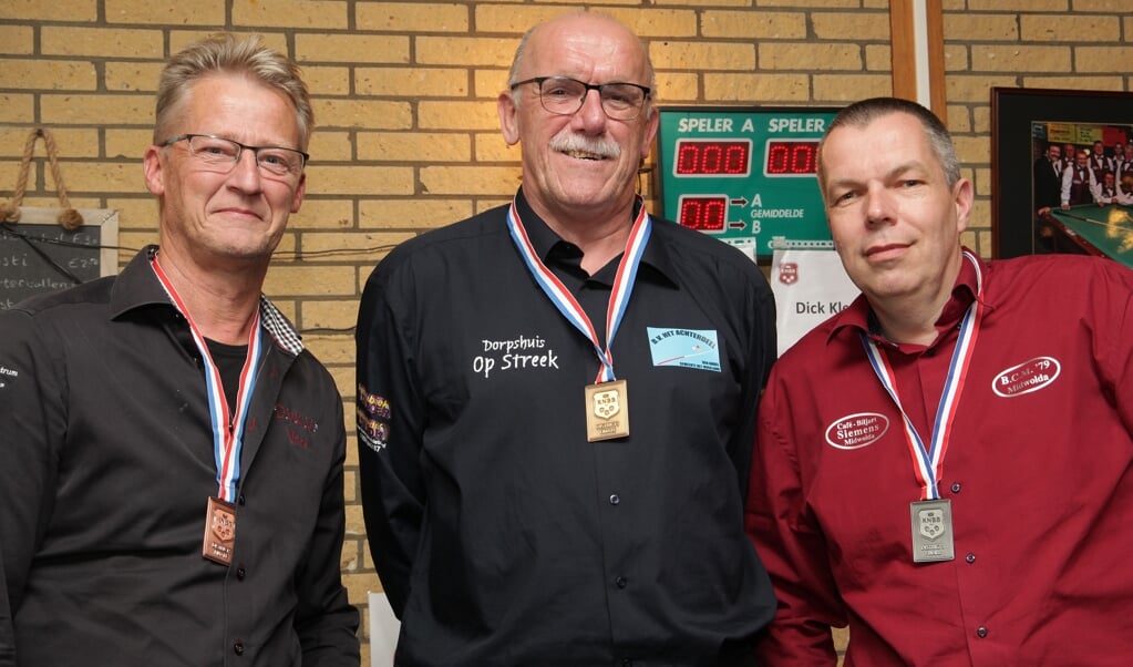 De top-drie van het biljarttoernooi met vanaf links Albert Daanje, Jan Knol en Ronald Elings. Foto: Bert Woltjes. 