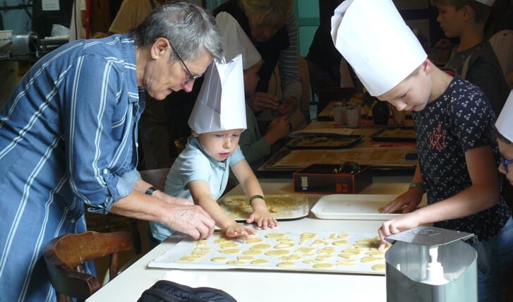 Kinderen kunnen de komende zaterdagen koekjes bakken onder leiding van de bakkers van De Wachter.
