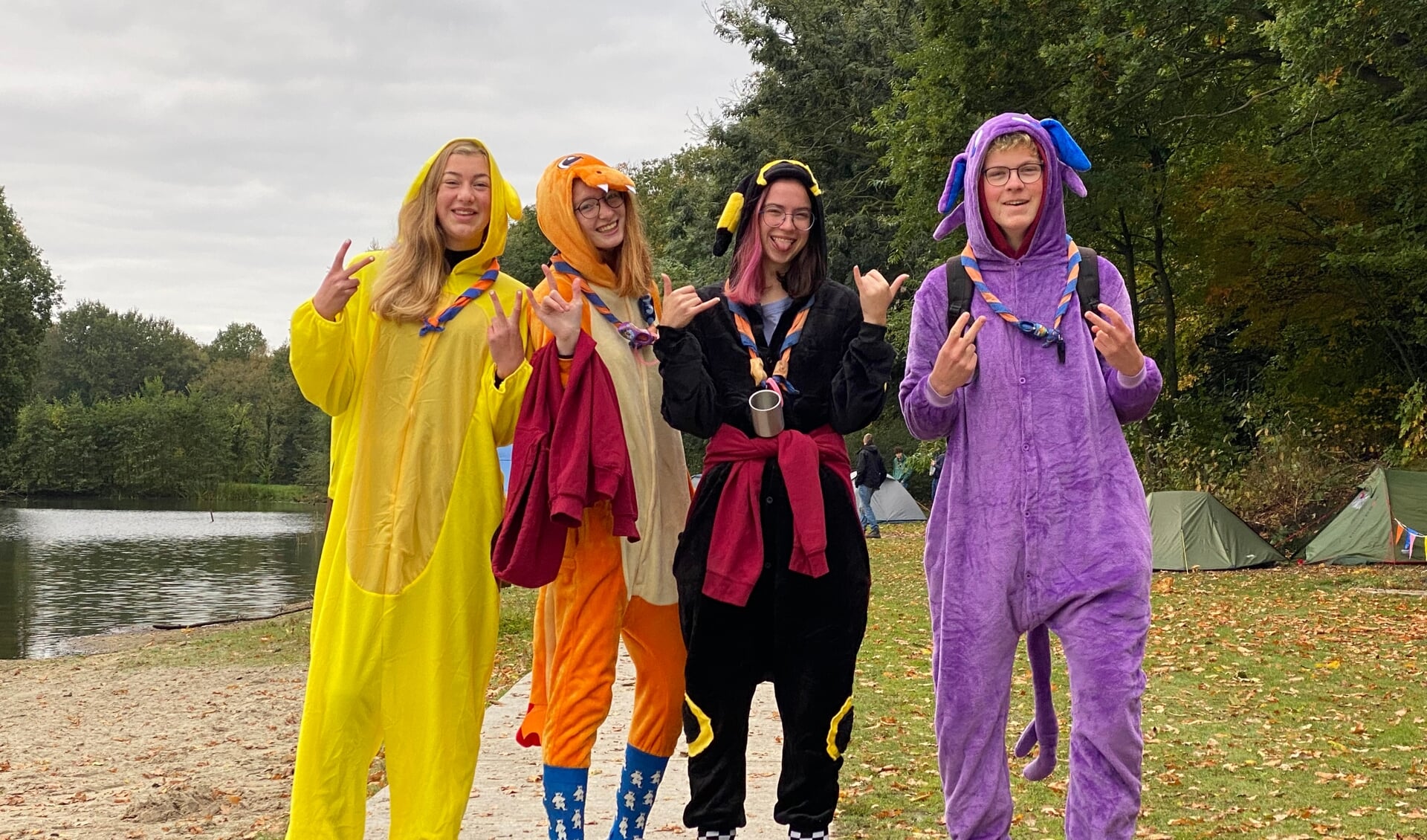 De scouts kleedden zich voor de gelegenheid in de meest kleurrijke outfits. (foto: NHW)