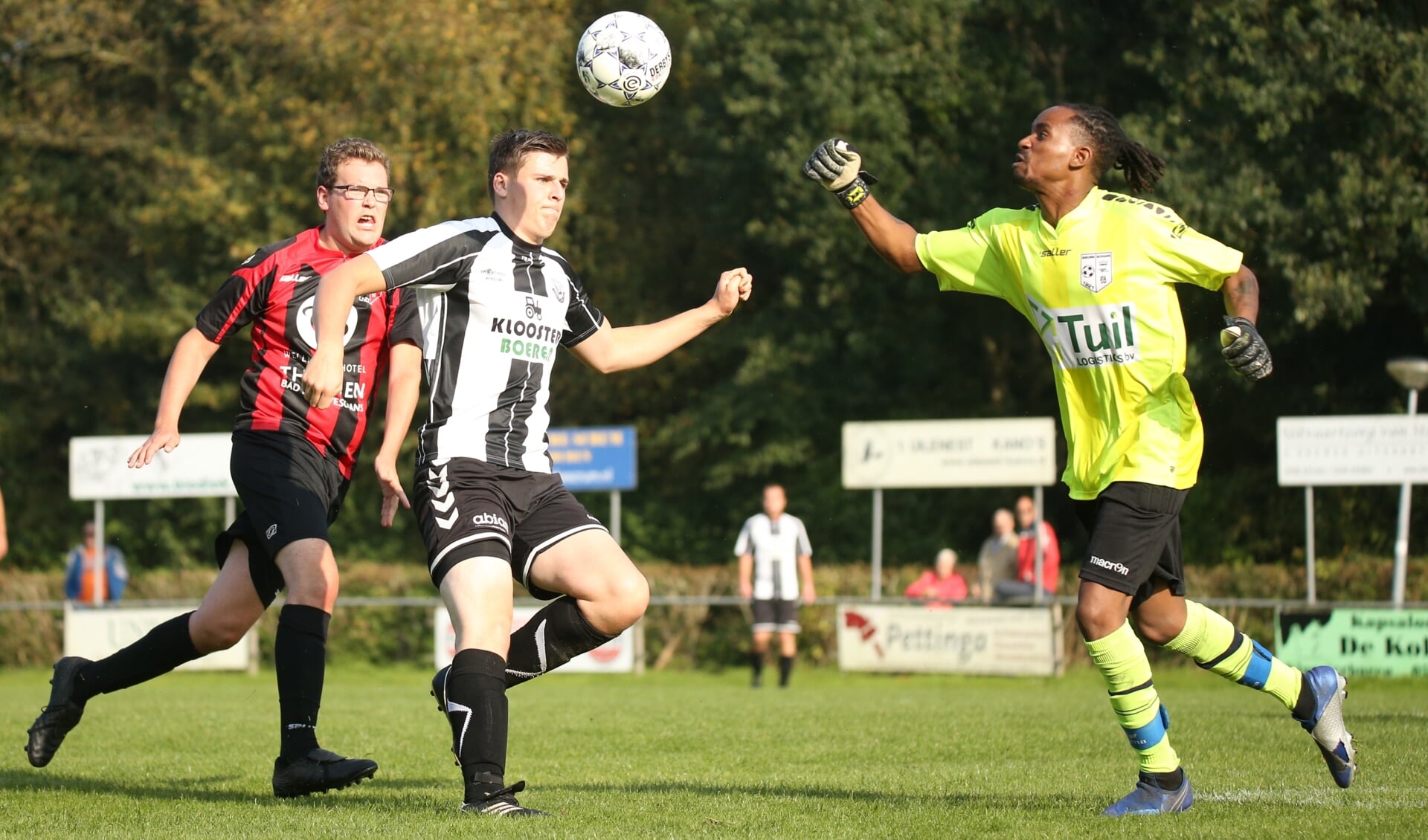 Doelman Dely Sling houdt Kloosterbuurder Jorn Bolt van scoren af. Foto: Ronnie Afman.