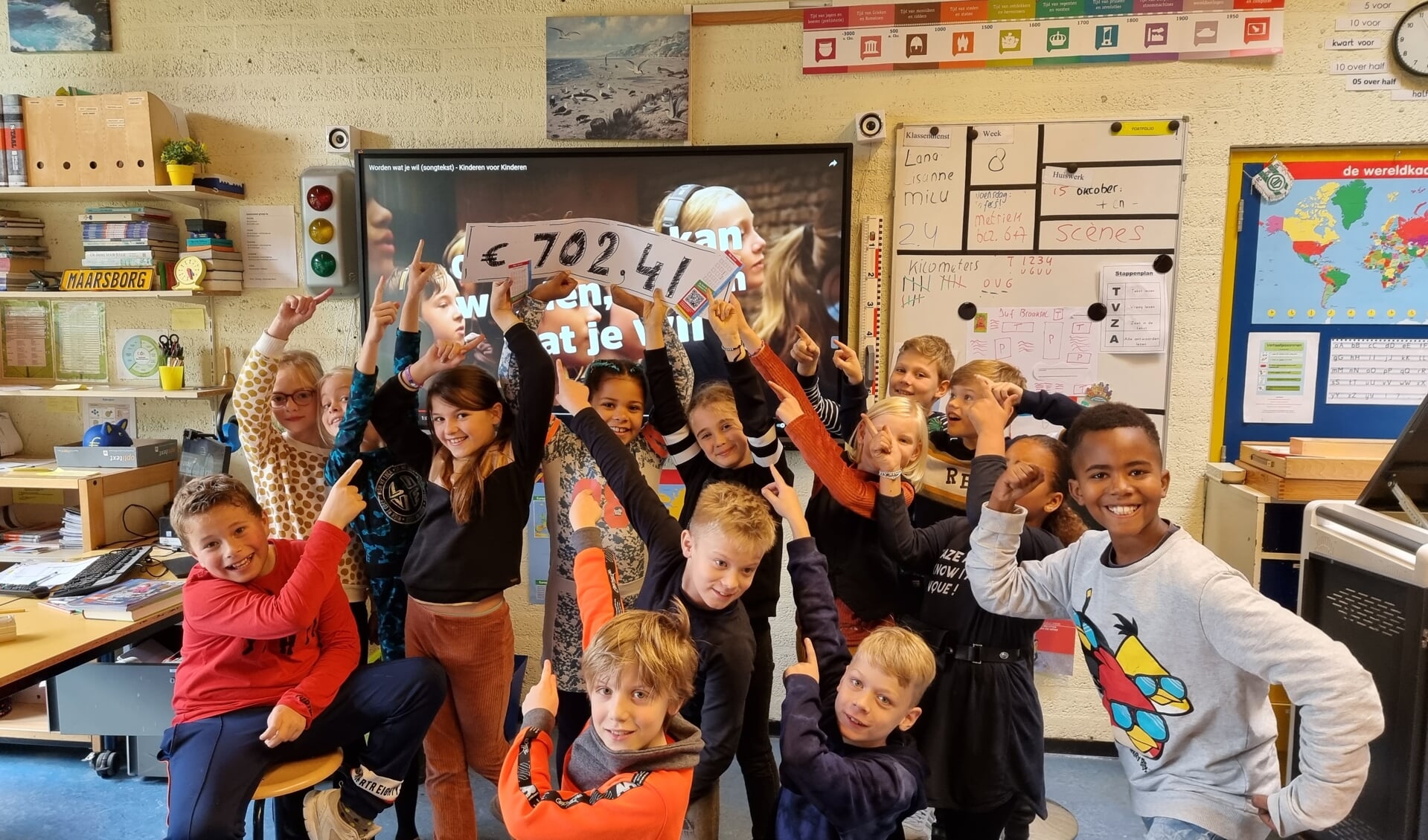 De leerlingen van CBS De Maarsborg met de cheque voor Edukans. (eigen foto)