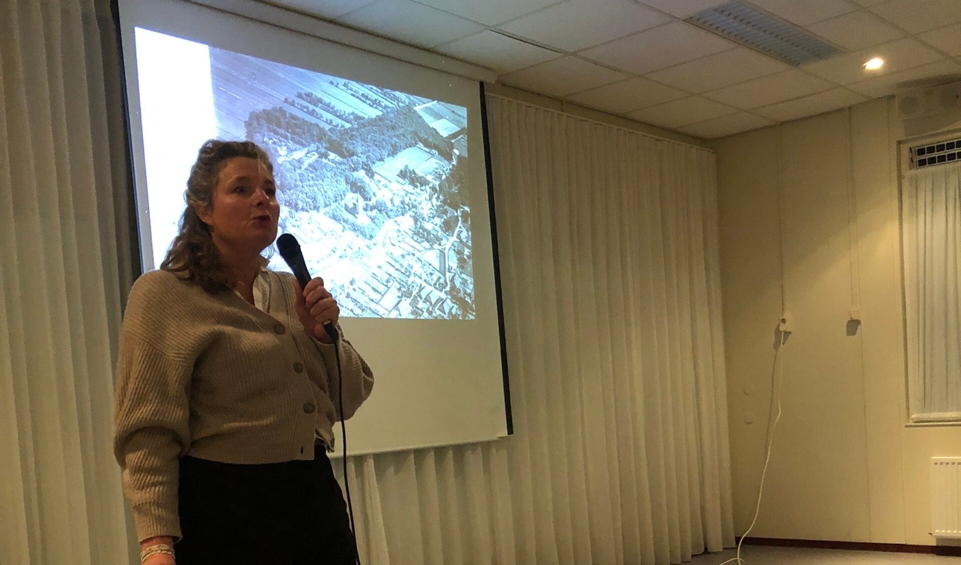 Marinke Steenhuis tijdens haar lezing voor de leden van Historische Vereniging Zuidlaren.