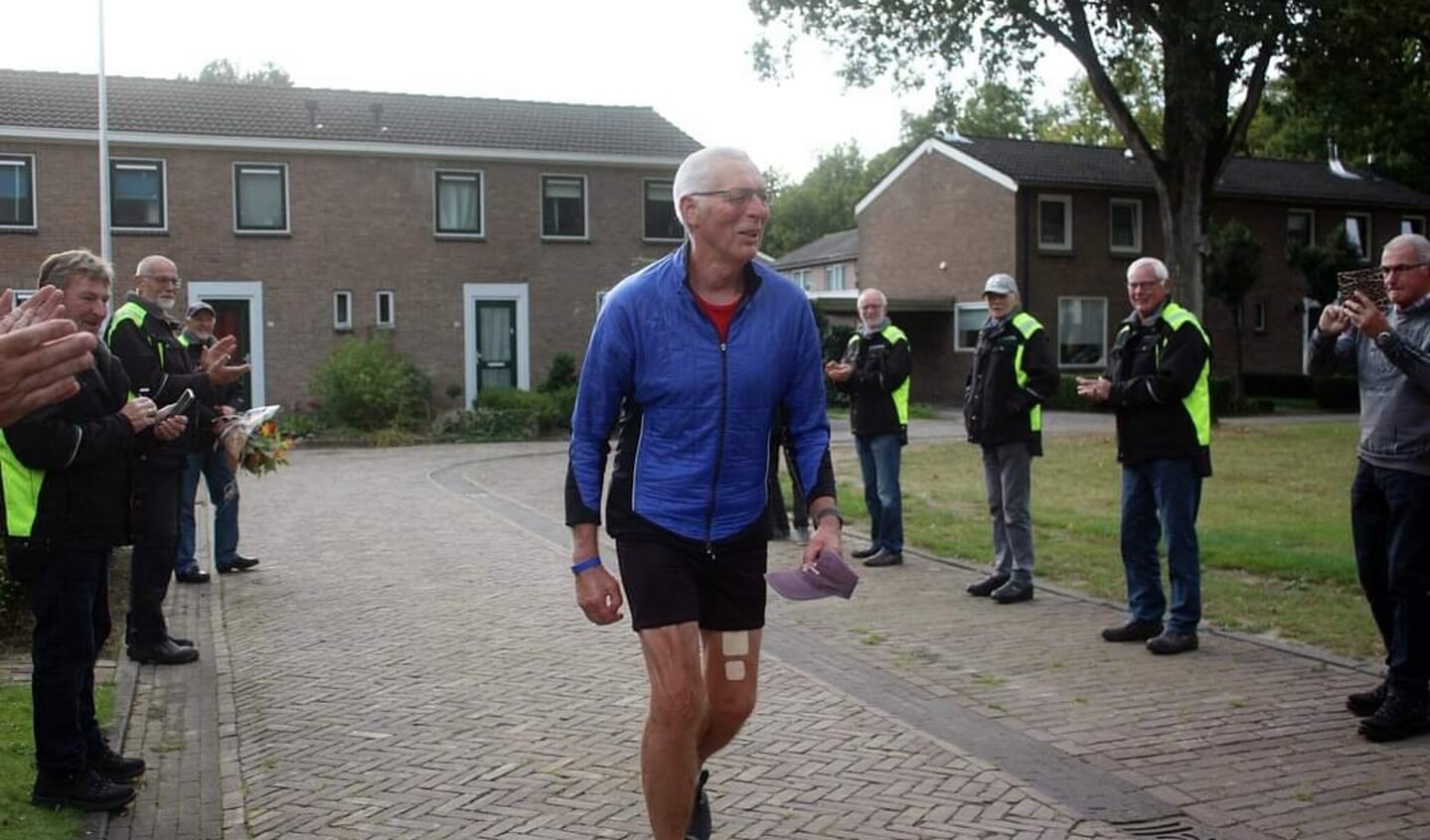 Atleet Gerrit Lahuis (70) doorbreekt de magische grens van 100.000 kilometer (foto Monique Jonkman-Koolen).