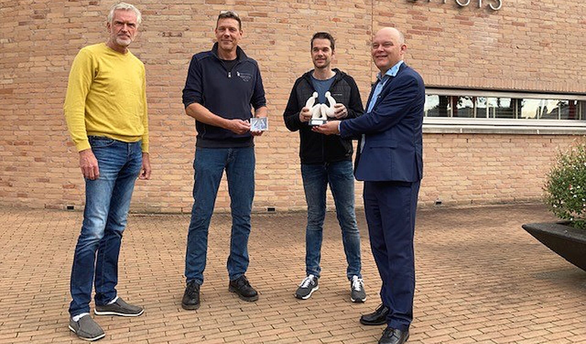 Robert Schonewille en Rob ten Napel, de eigenaren van Ten Napel Koeltechniek, ontvangen de award uit handen van Jan Batelaan. Links Otto Krediet van Fairtrade Midden-Drenthe. 