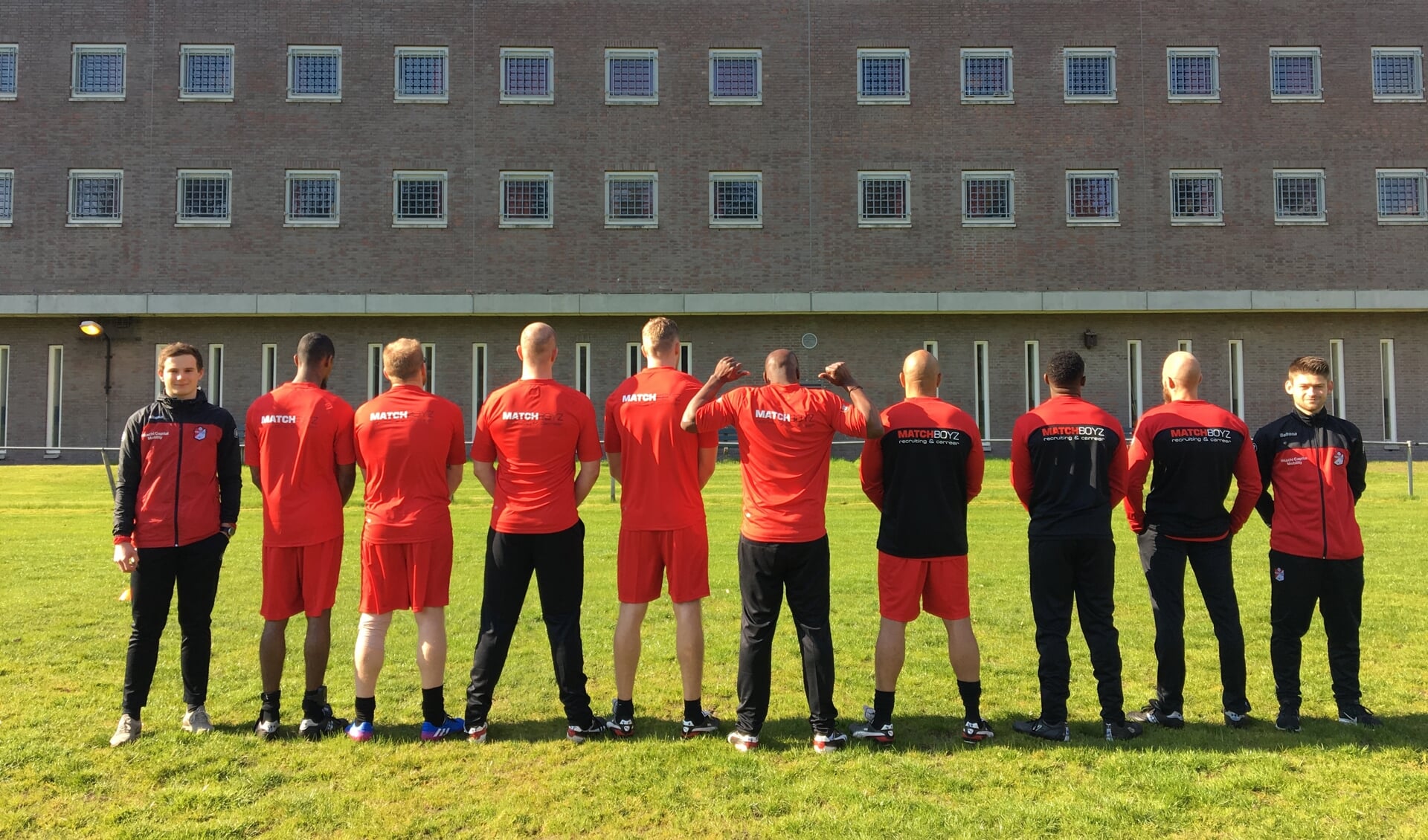 Het team van PI Veenhuizen, geflankeerd door de trainers van FC Emmen.