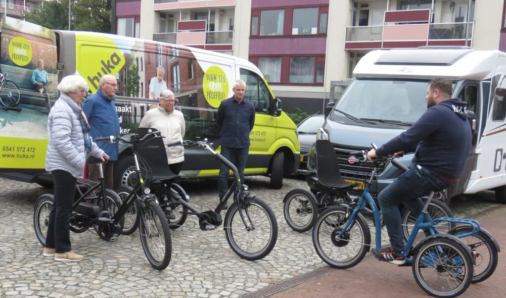 Tijdens de fietsclinic werden onder andere driewielers gedemonstreerd.