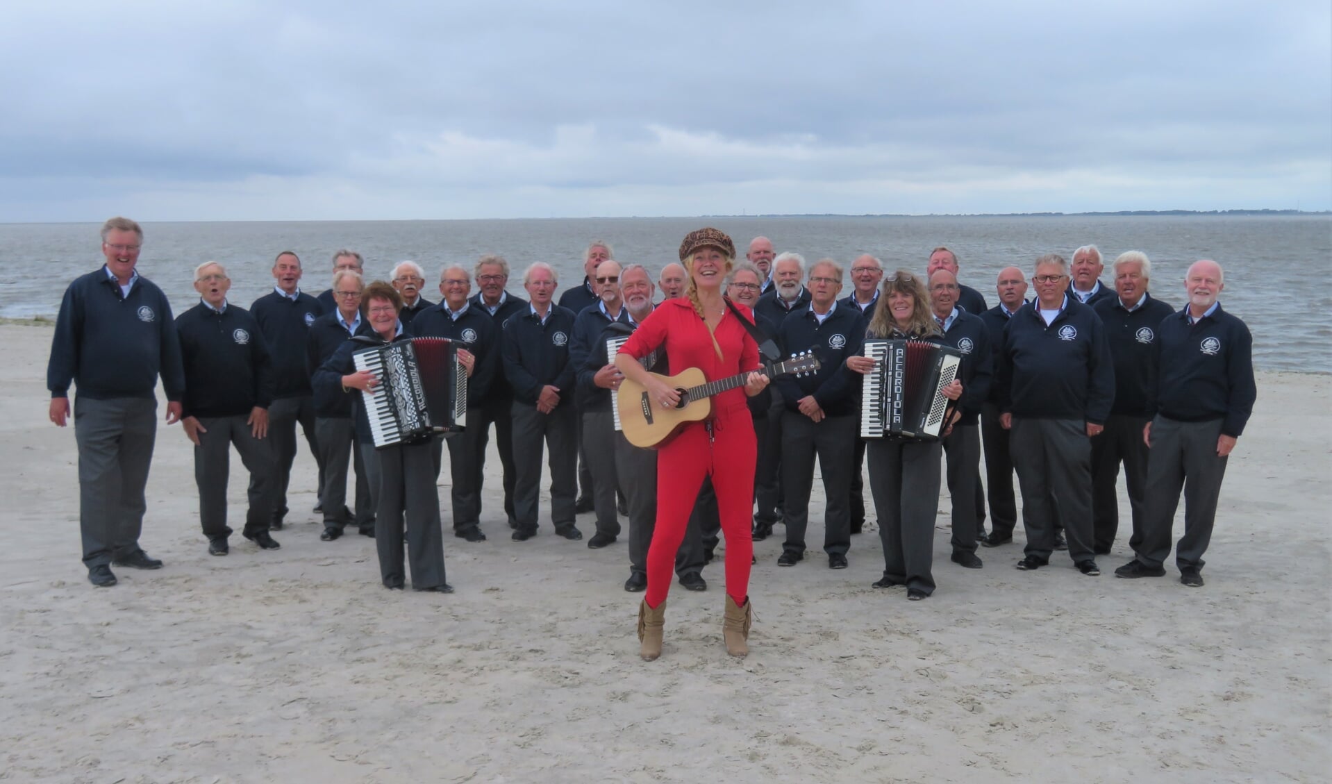 Jetta Post en de Magellan-Singers op het stadsstrand van Delfzijl.