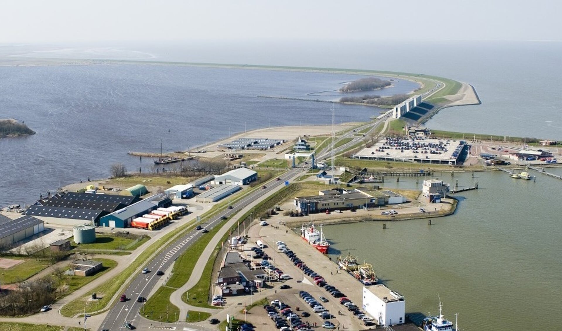 De haven van Lauwersoog kan met de nieuwe weg beter ontsloten worden (archieffoto).