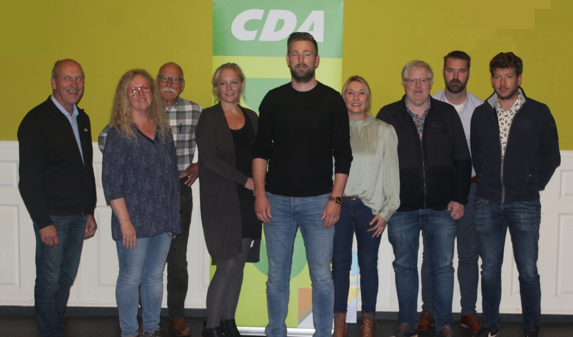 De eerste tien kandidaten van het CDA Westerwolde, met de nieuwe lijstrekker Harm Jan Kuper in het midden. John van Meekeren ontbreekt. (foto: CDA Westerwolde)