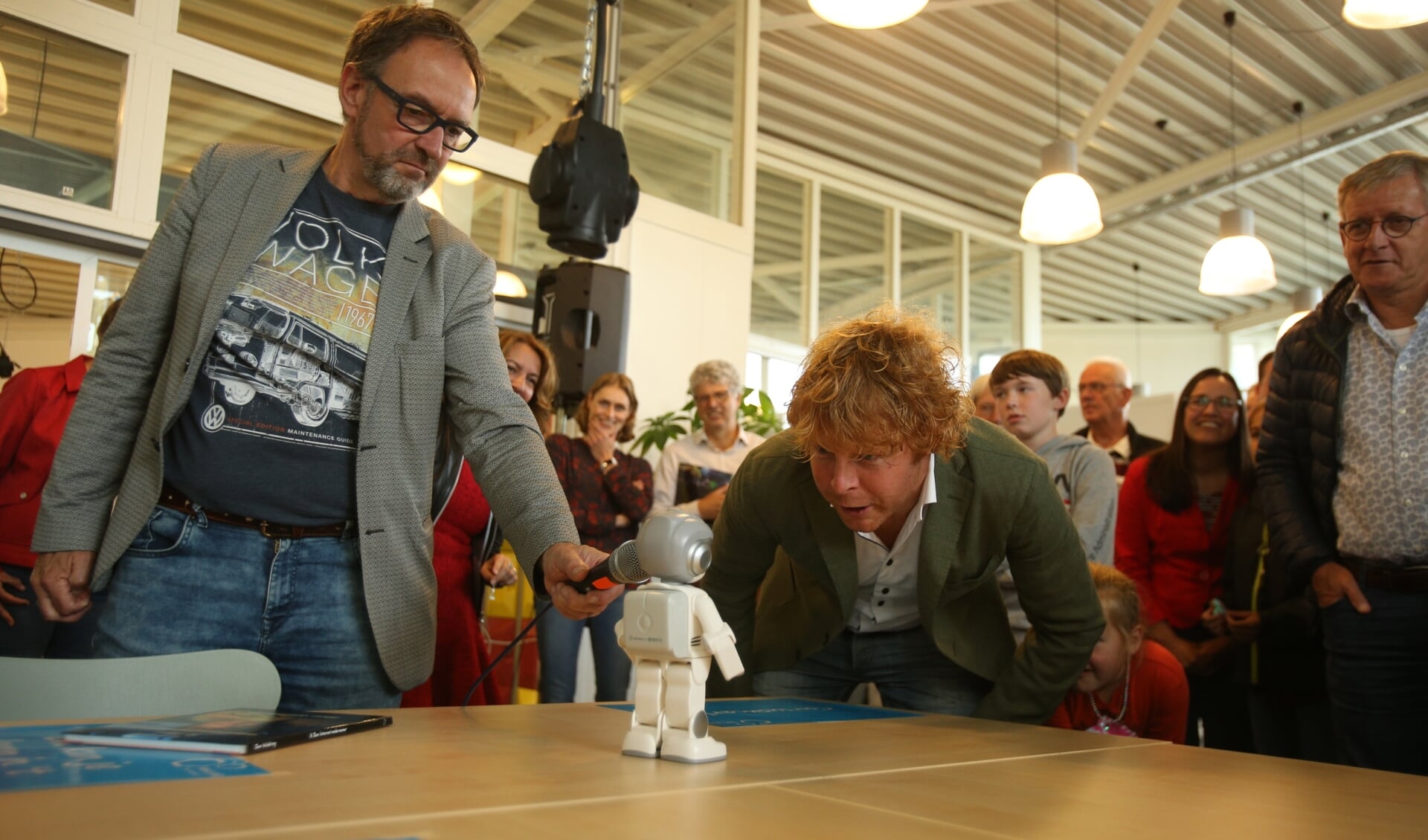 Ben Woldring (midden) geeft de robot orders en die opent vervolgens het Wieshoes. Foto: Ronnie Afman.