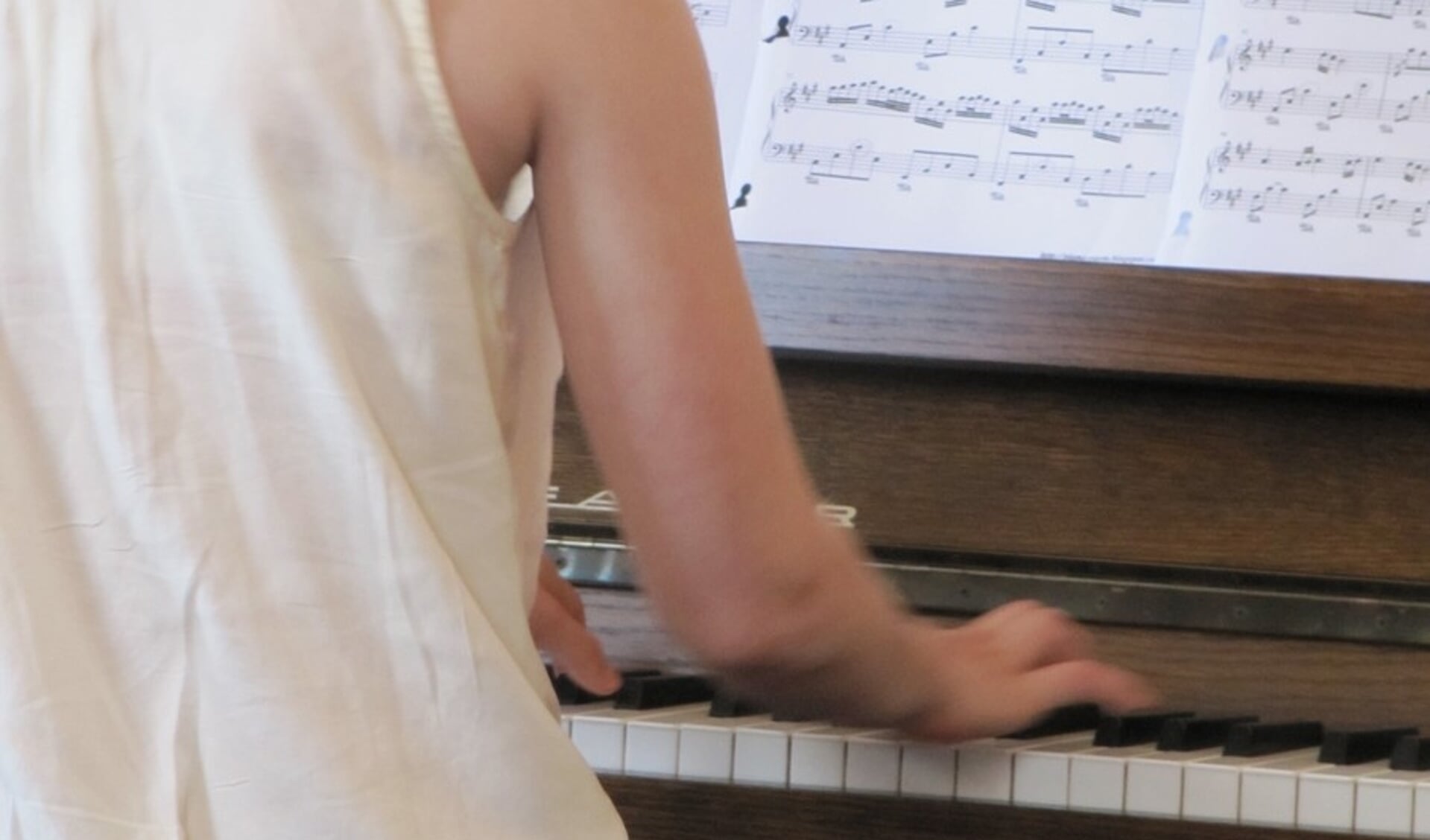 Een melodie spelen op de piano kan snel worden geleerd bij Muziekschool De Hondsrug.