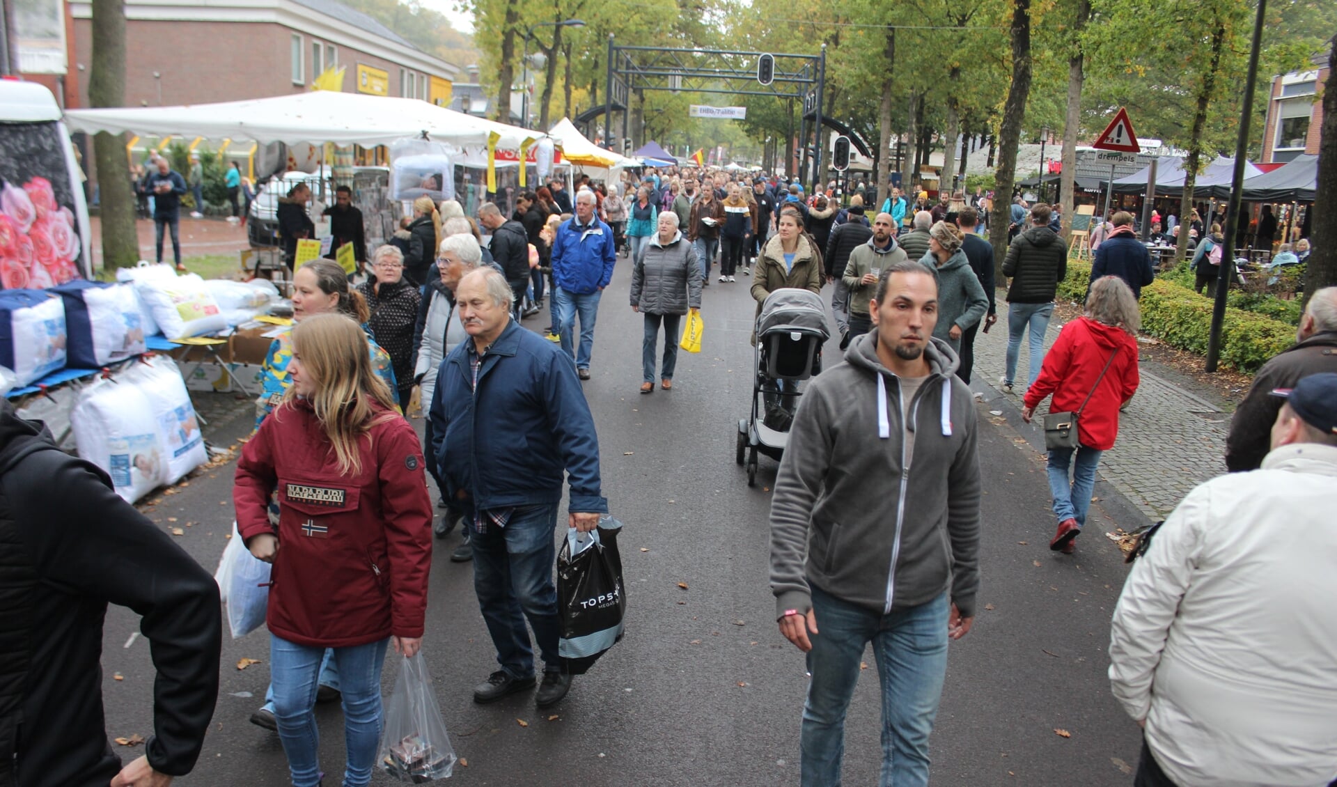 Kramen aan één kant van de weg zorgen voor een betere doorstroming op de Zuidlaardermarkt. (foto Henry Koops)