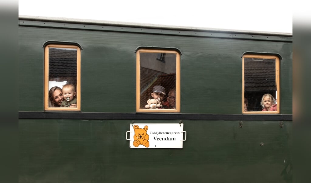 Veel kinderen gingen zondag mee mee de trein, al dan niet met hun beer in de hand. (foto en samenstelling: Auniek Klijnstra)