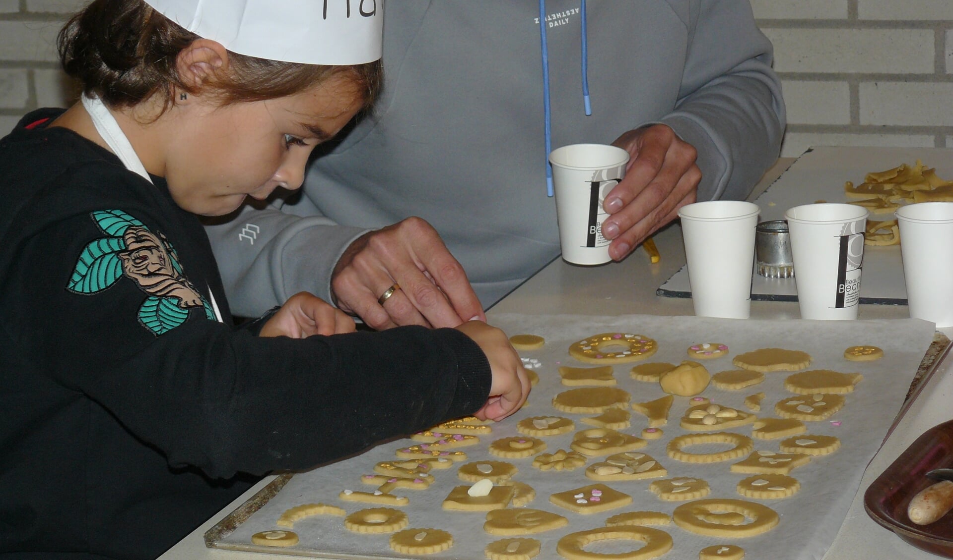 Opperste concentratie tijdens het koekjes bakken in De Wachter.