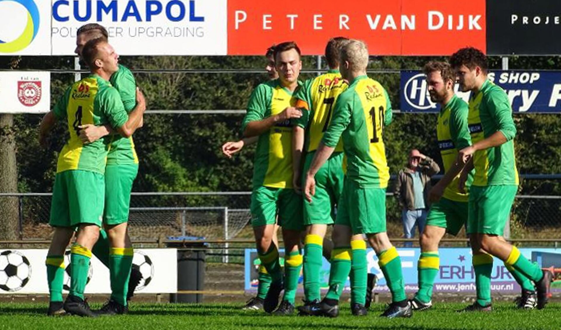 Vreugde bij FIT Boys na de treffer van Ivo van Ewijk (foto Ria de Vries).