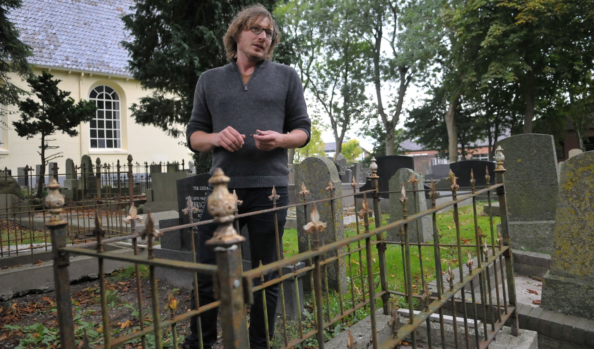 Onder anderen Mans Schepers zet zich in om de begraafplaats in Adorp op te knappen. 