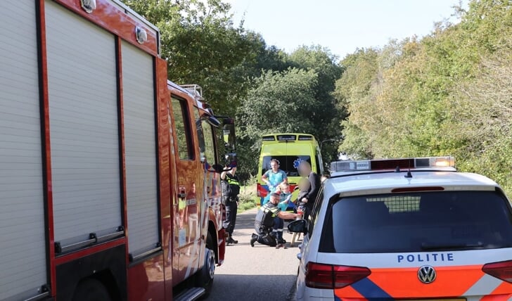 De hulpdiensten ontfermen zich over het onfortuinlijke meisje. (foto Persbureau Drenthe/Van Oost Media)