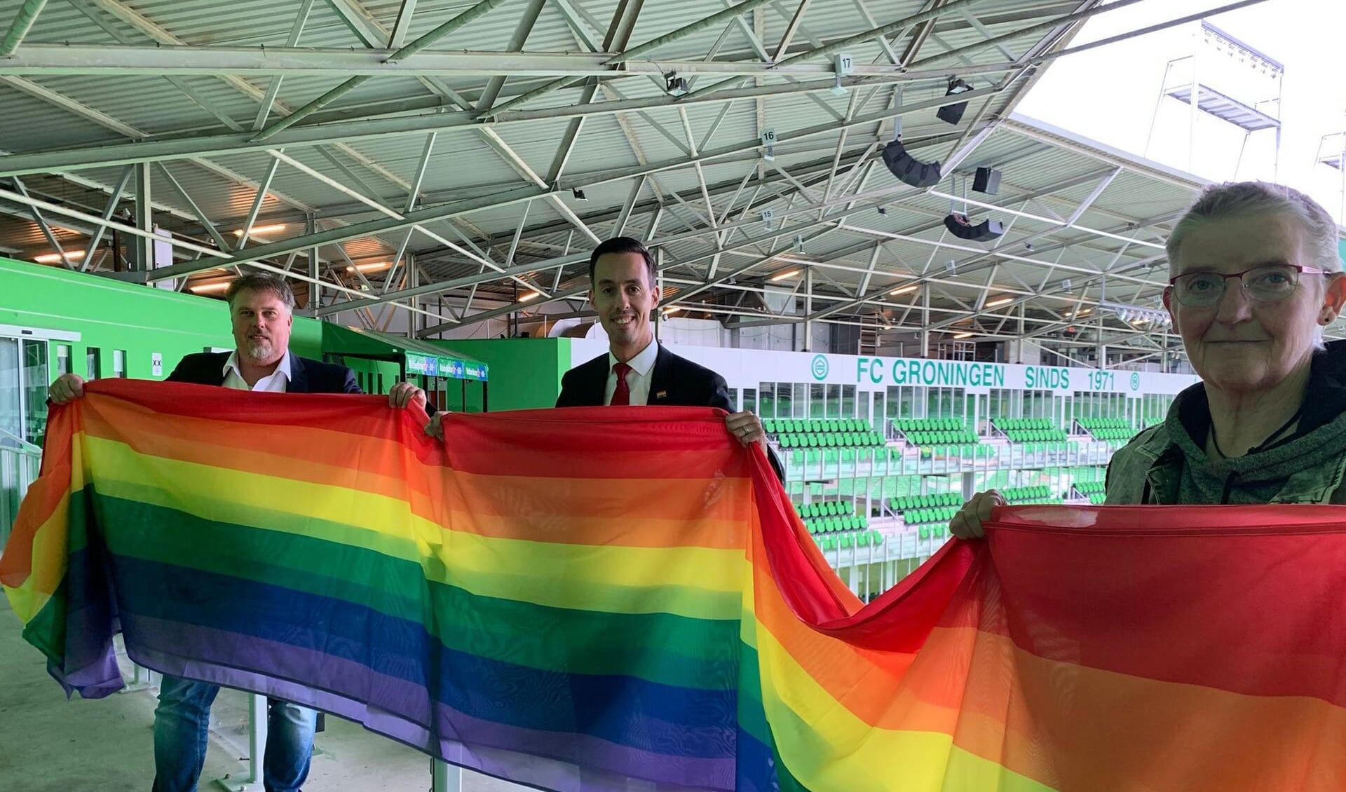 De Regenboogvlag wordt getoond in het Euroborg-stadion.