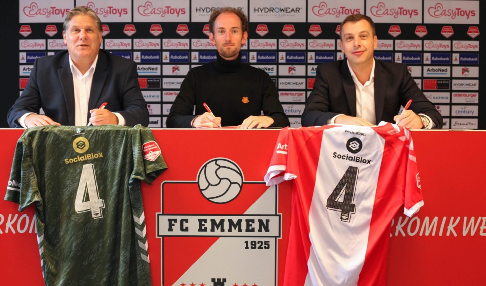De handtekeningen zijn gezet. SocialBlox staat de komende tijd op de rug van de shirts van FC Emmen. Foto: FC Emmen.