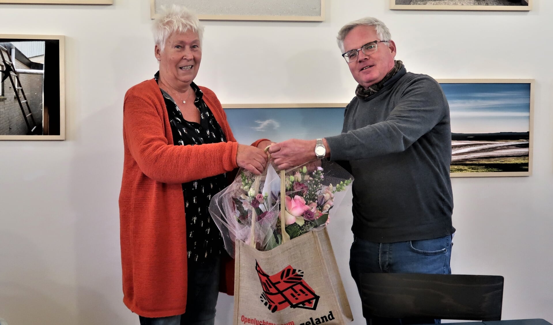 Museumdirecteur Stijn van Genuchten is blij met trouwe vrijwilligster Martha van Olst.