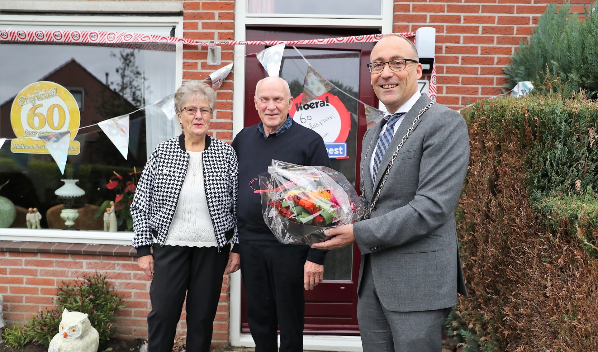 Burgemeester Hiemstra nam een bloempakketje mee voor het diamanten echtpaar. (foto: Persbureau Drenthe/Herman van Oost)