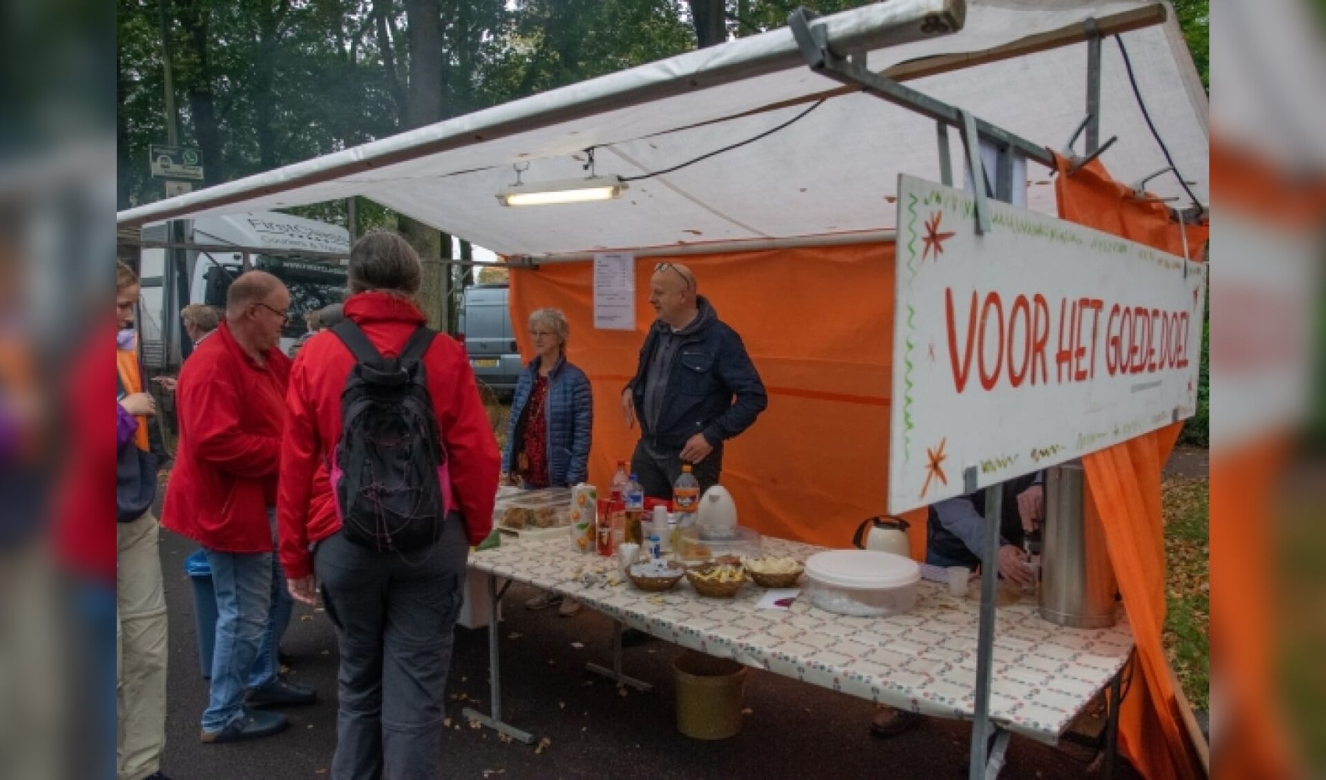 Vrijwilligers van de kerken in Zuidlaren en Anloo bij één van de verkooppunten op de Zuidlaardermarkt.