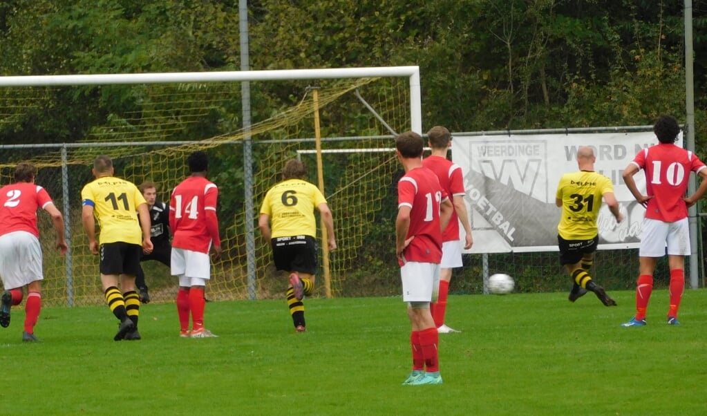 Weerdinge-speler Remco Eelsing scoort vanuit een penalty de 1-1. (foto: Harm Jan Pleiter)
