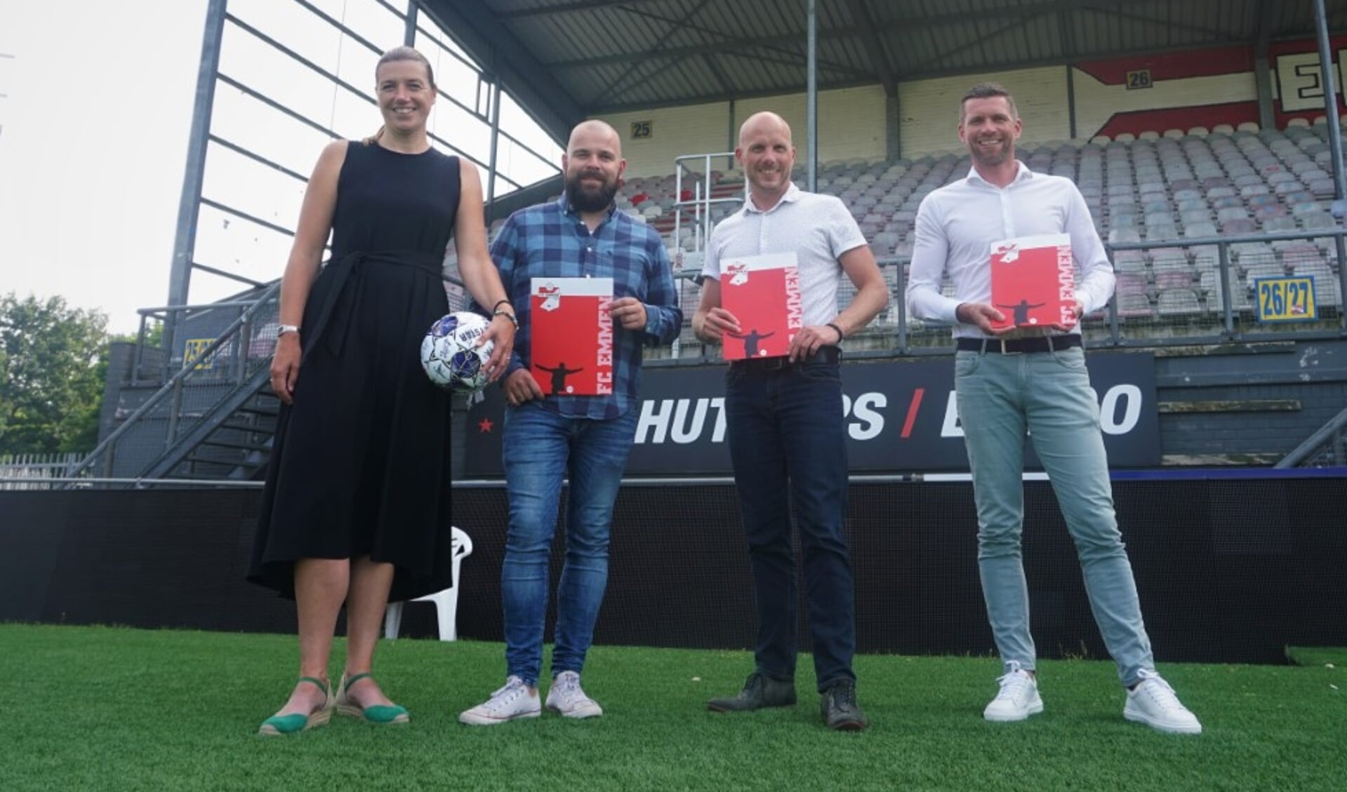 Louwien Eising, Alex Scheper (Topsport Talent coördinator), Bas Overweg (teamleider havo) en Guus de Vries (vanaf links) na de contractondertekening.