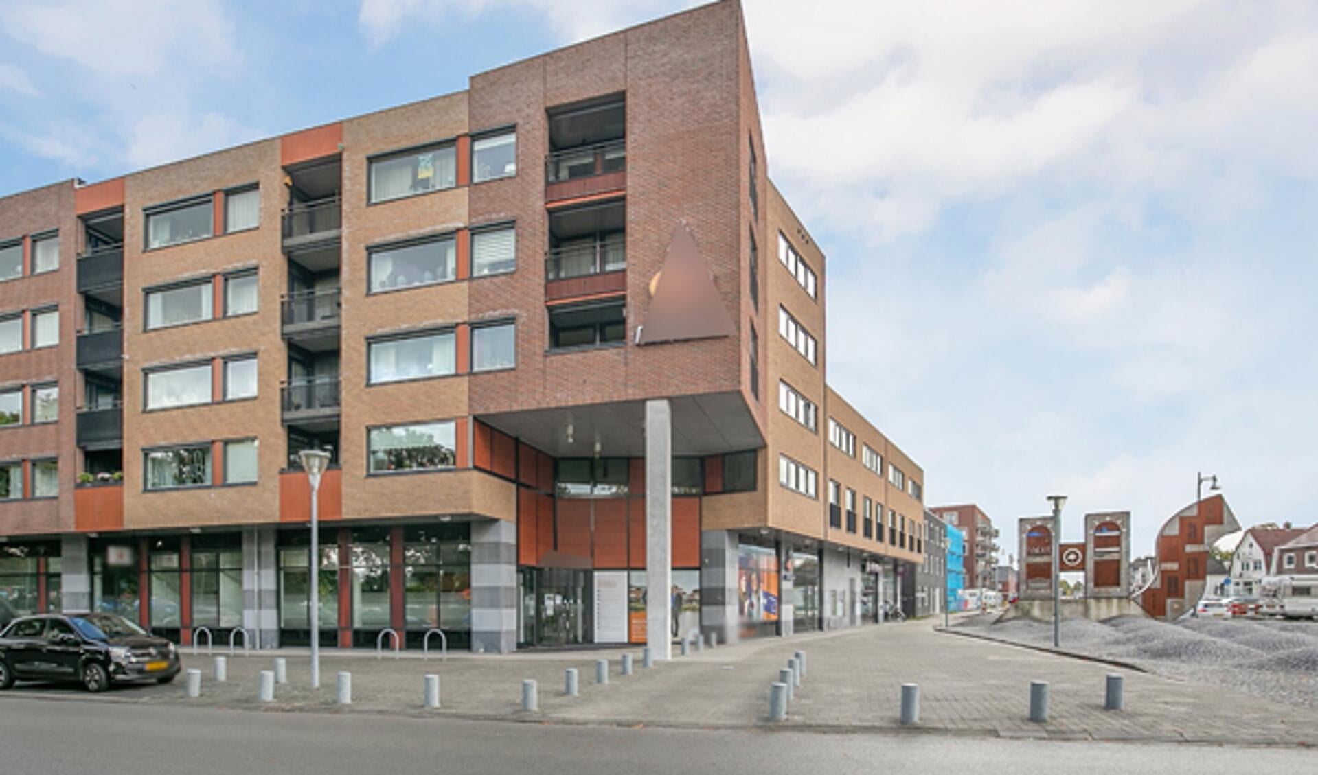Het voormalige Rabobank-gebouw aan de Kerkstraat in Hoogezand. (foto BVA Auctions)