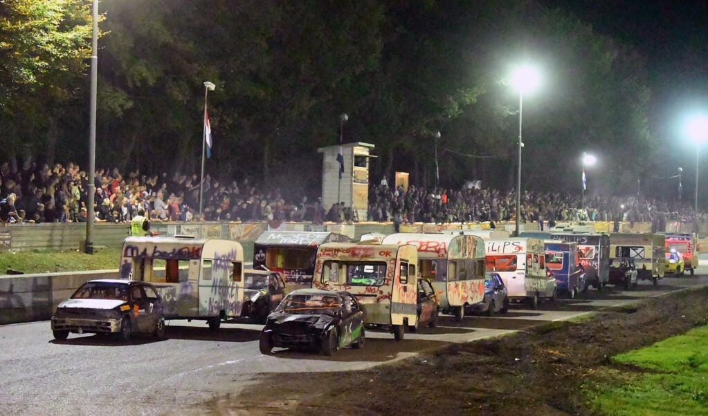 De caravanrace is al jaren een groot succes als klapstuk van de Autocrossdag. (foto: NNO)