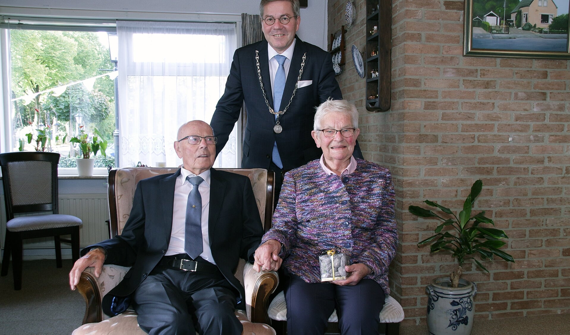 Tiddo Groen en Annie Groen-Huisman met burgemeester Berry Link. Foto: Henk Drenth.. 