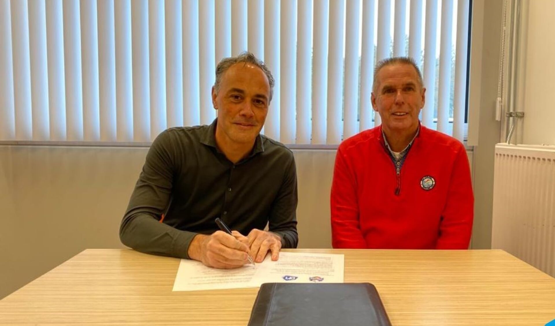 Onder toeziend oog van Han van der Veur van FC Zuidlaren zet Hans Hendrikse van Albert Heijn Zuidlaren zijn handtekening onder het sponsorcontract.