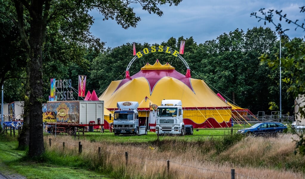De tent van Circus Bossle staat vanaf deze week in Hoogezand. (foto Jans Schuiling)