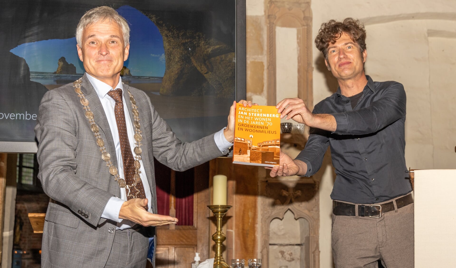 Burgemeester Jaap Velema van Westerwolde kreeg het eerste exemplaar overhandigd door auteur Michiel Kruidenier. (foto: André Dümmer)