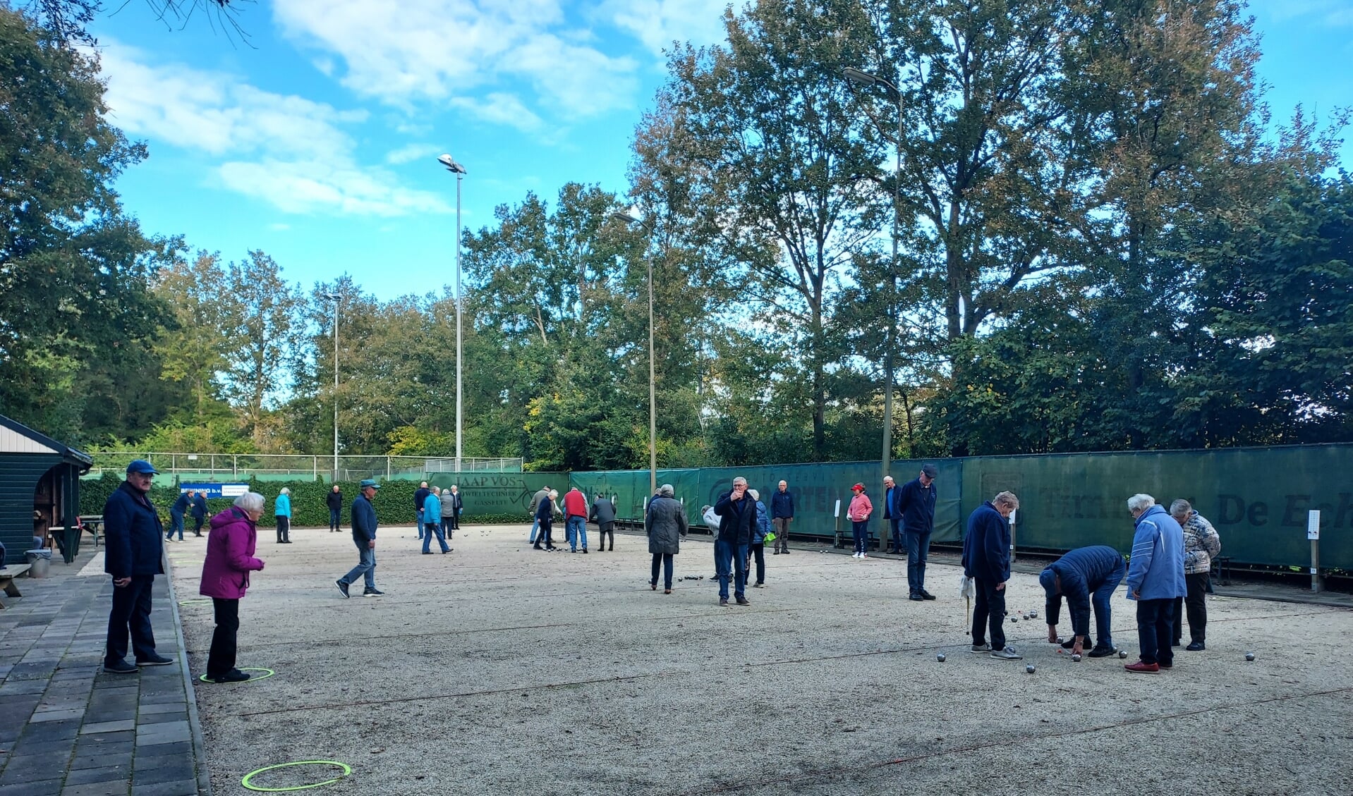 Ruim dertig leden deden mee aan het clubtoernooi van jeu de boules-club De Schelpenhoek. (eigen foto)