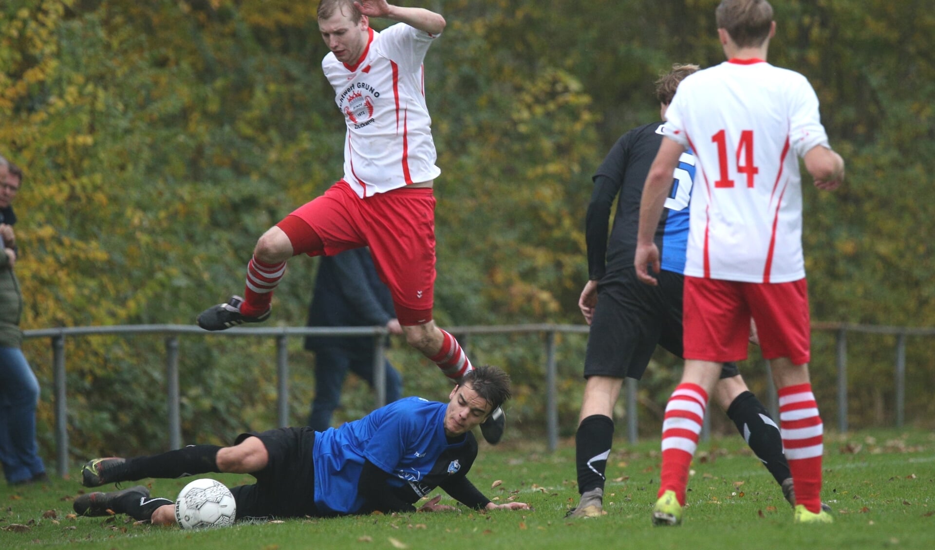 Stephan Knol probeert een tackle van Gijs Groenewold van FC Zuidlaren te ontwijken. Foto: Ronnie Afman. 