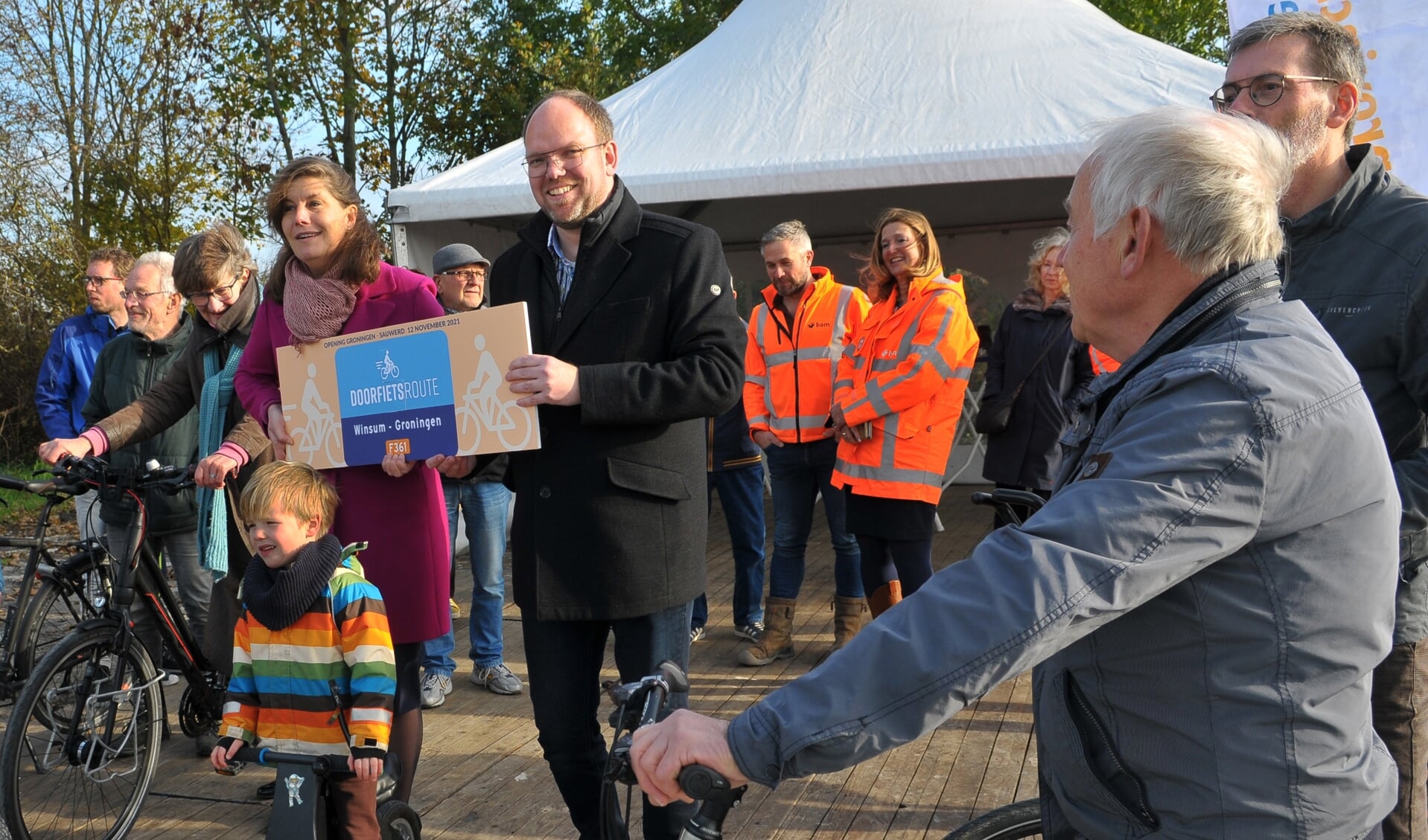 De opening van het fietspad gedeputeerde Fleur Gräper-van Koolwijk en wethouder Eltjo Dijkhuis. 
