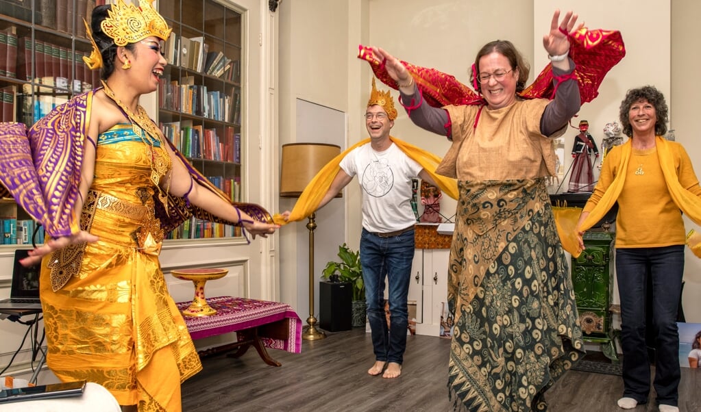 Ook Jeroen en Ivette Langeveld (midden) ontkwamen er niet aan om een Balinese dans op te voeren. (foto's: Auniek Klijnstra)