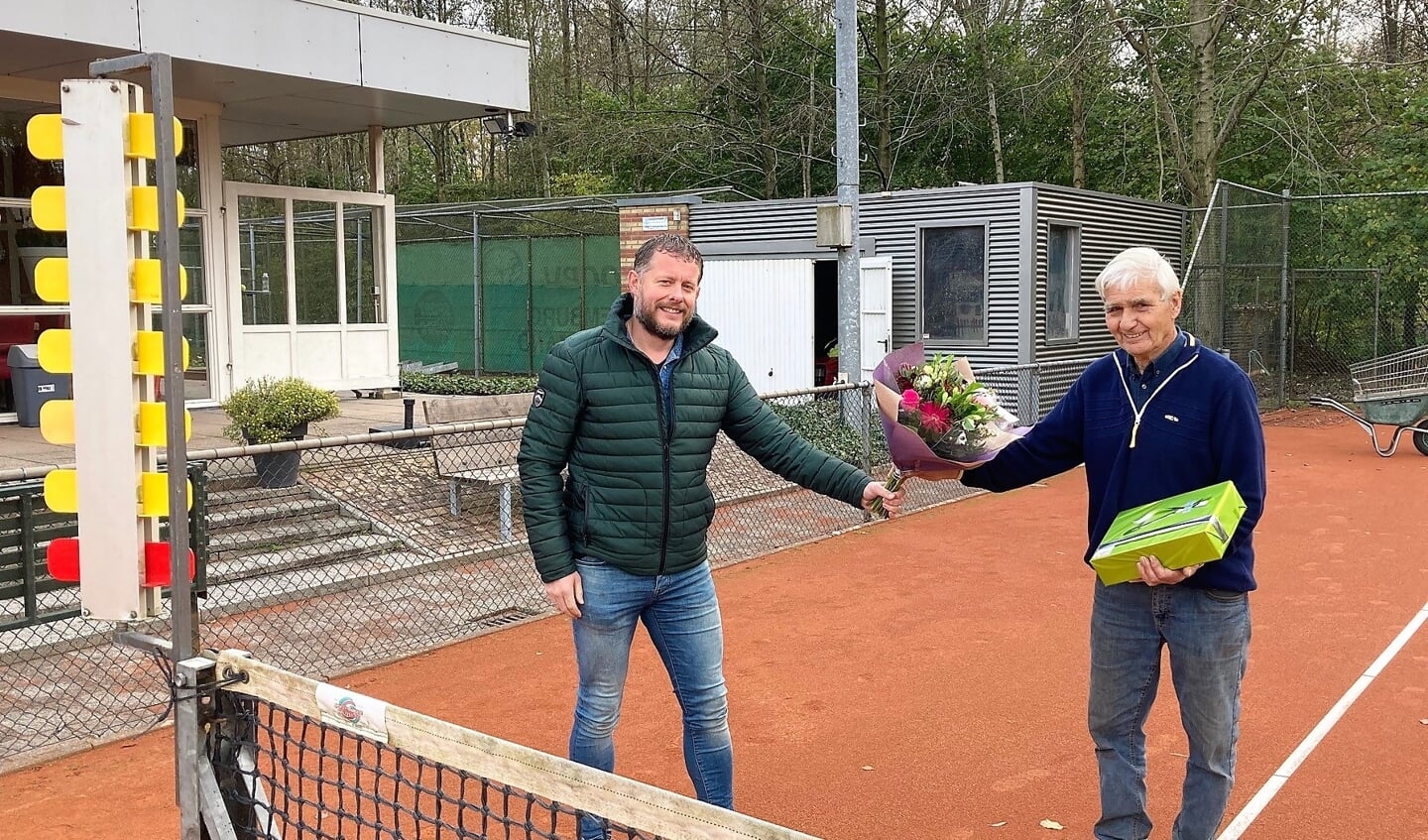 Jan de Vries ontvangt bloemen en een cadeau van LTC NOHN-bestuurslid Jeroen Gotlieb.